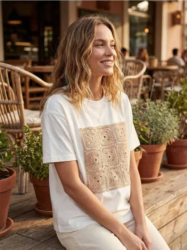 T-shirt in cotone con applicazione 3D - panna