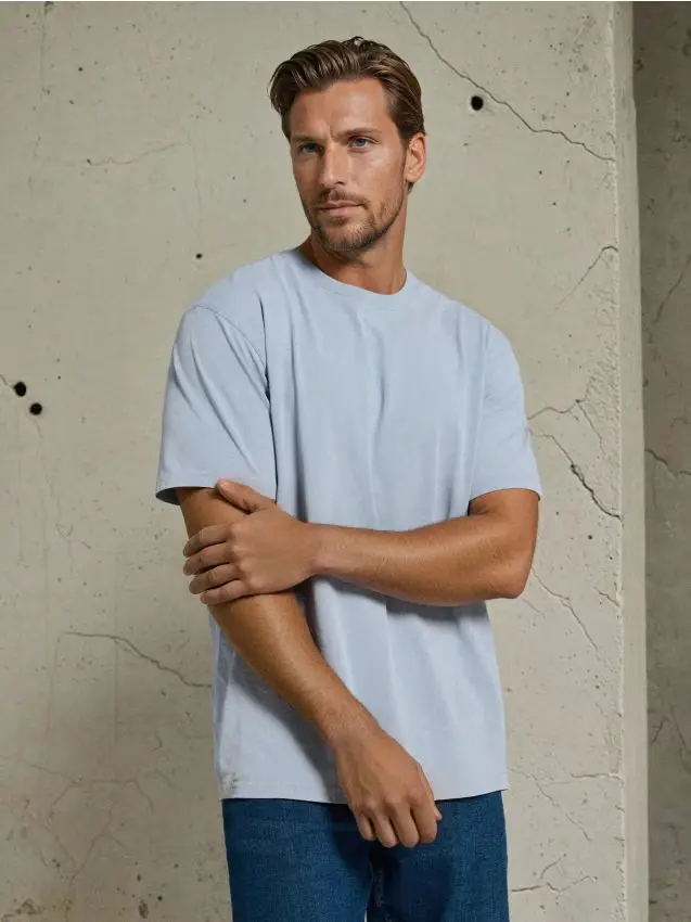 T-shirt in cotone con effetto slavato - azzurro