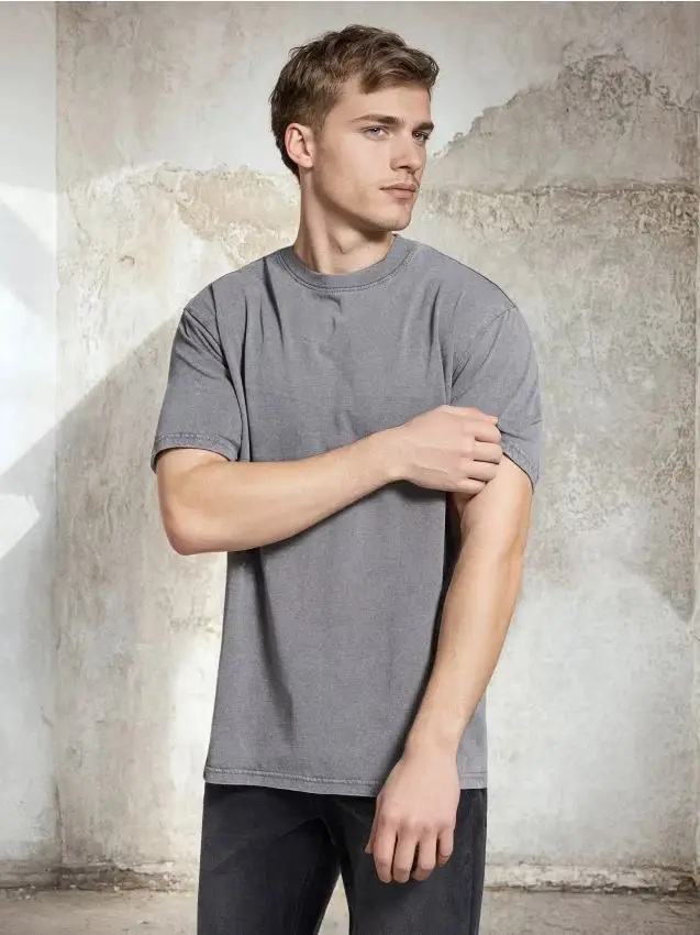 T-shirt in cotone con effetto slavato - grigio medio