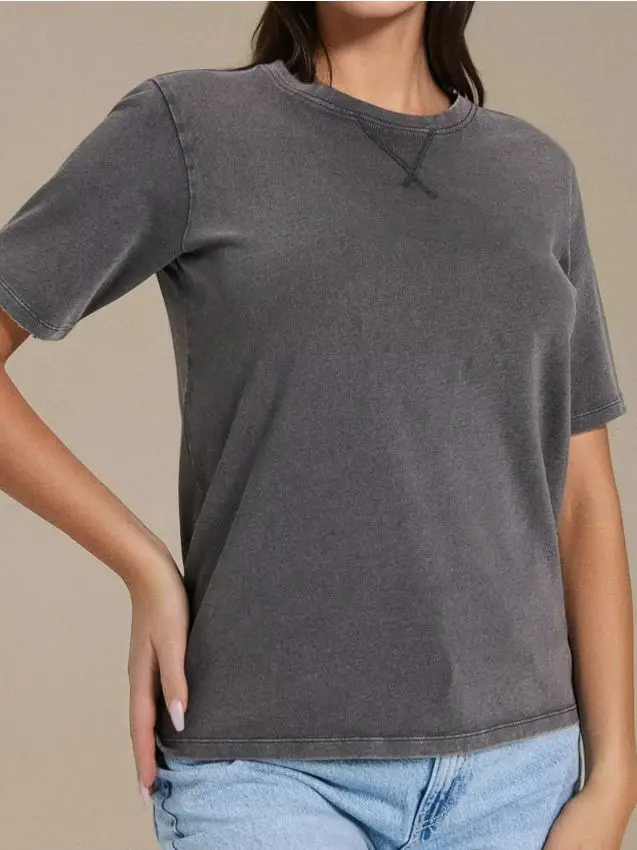 T-shirt in cotone con effetto slavato - grigio scuro
