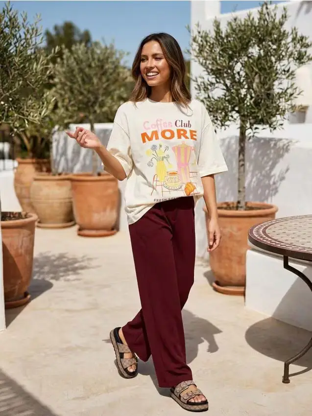 T-shirt in cotone con motivo caffè e scritta „Coffee Club More” - panna