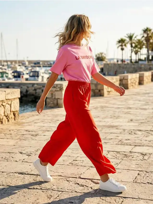 T-shirt in cotone con scritta LA BRIOCHE - ibisco