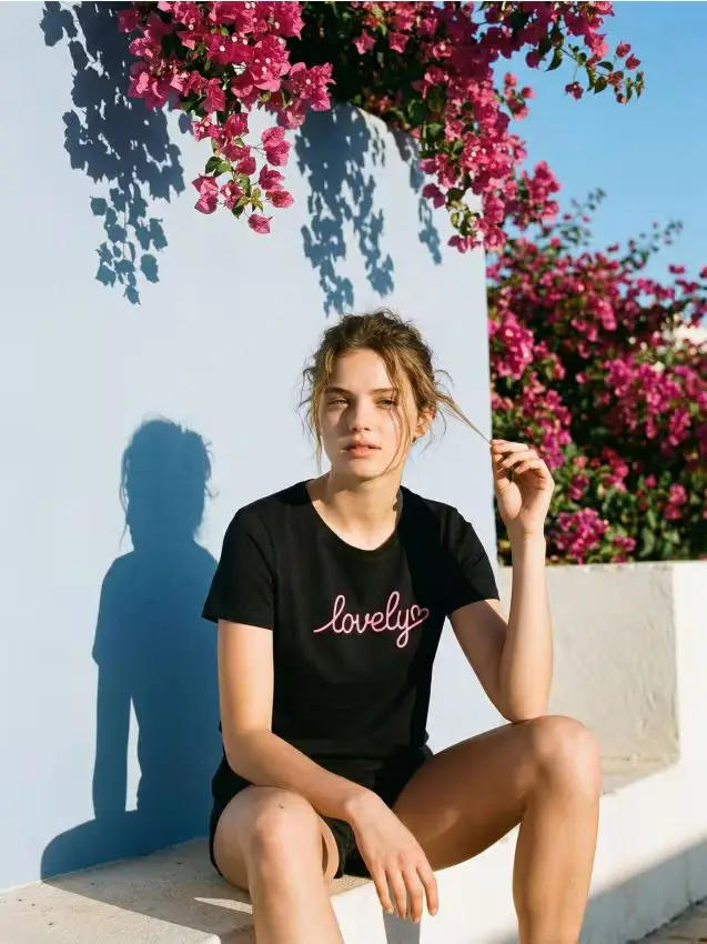 T-shirt in cotone con scritta - nero