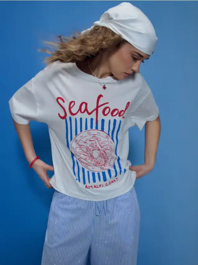 T-shirt in cotone con scritta Seafood - bianco