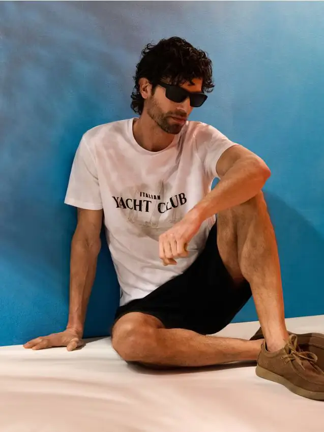 T-shirt in cotone con scritta Yacht Club - bianco