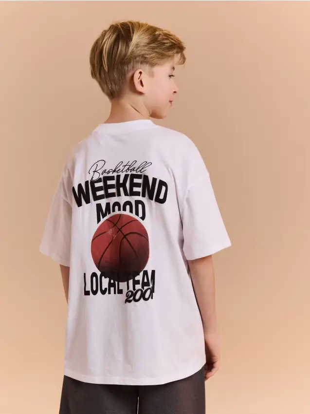 T-shirt in cotone con stampa di pallone da basket - bianco