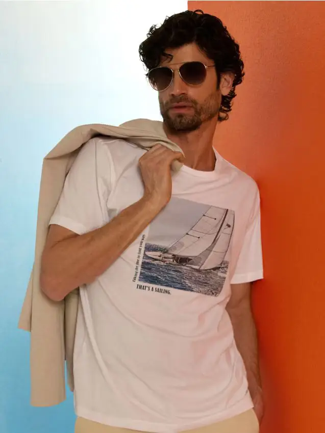 T-shirt in cotone con stampa nave - bianco