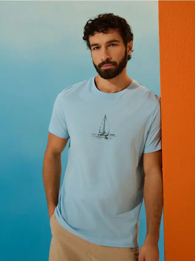 T-shirt in cotone con stampa nave - blu pallido