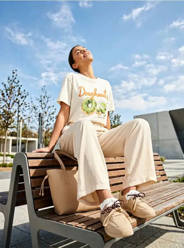 T-shirt in cotone con stampa - nude