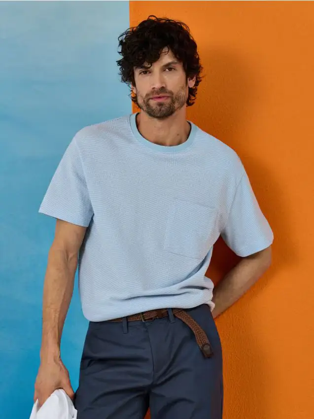 T-shirt in cotone con taschino - blu pallido