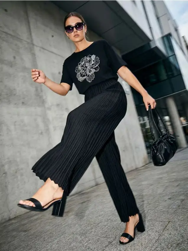 T-shirt in cotone ricamata - nero