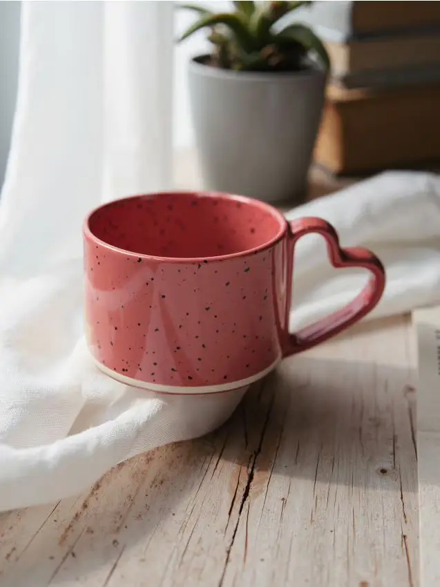 Tazza con manico a forma di cuore - fucsia
