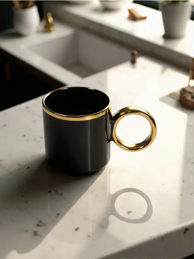 Tazza con manico dorato - nero