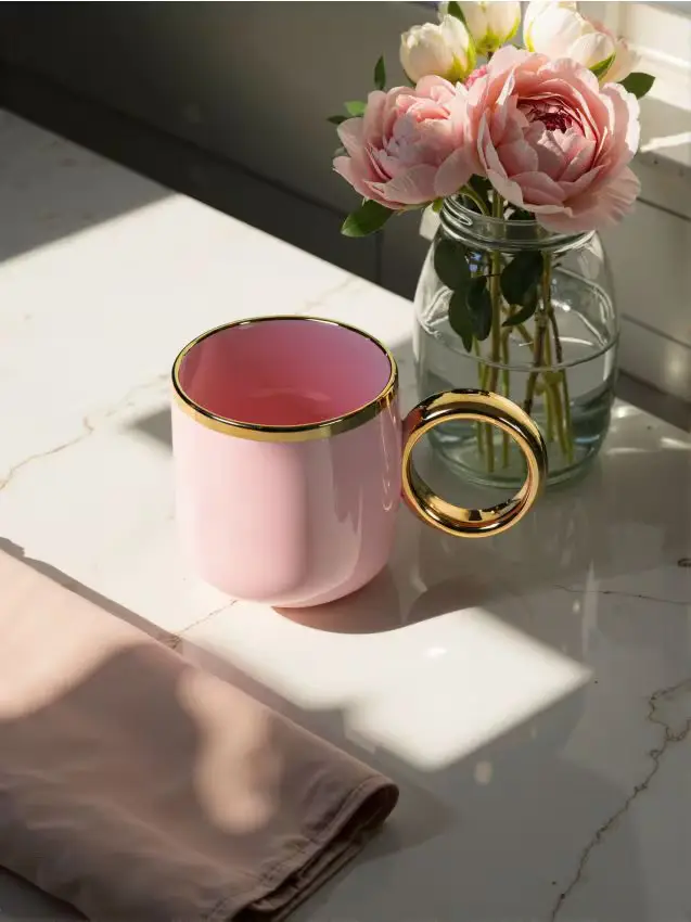 Tazza con manico dorato - rosa pastello