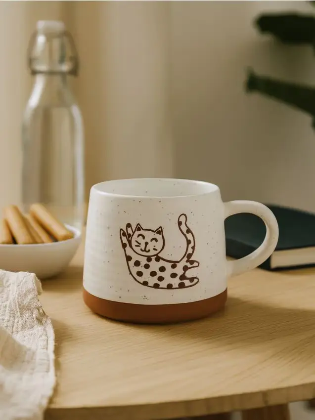 Tazza con motivo maculato - marrone