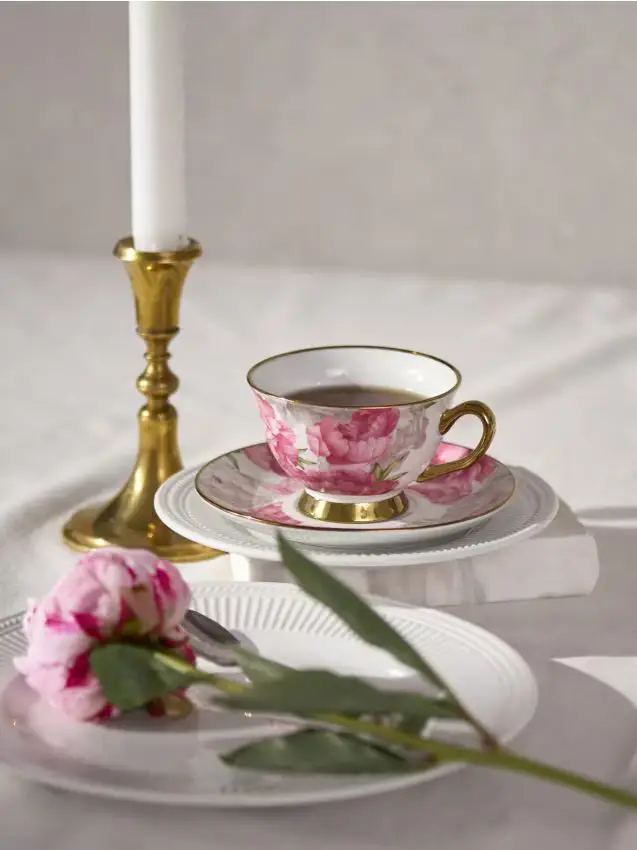 Tazza con piattino con motivo floreale e finitura dorata - rosa