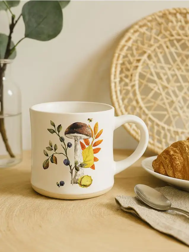 Tazza con stampa di funghi - marrone