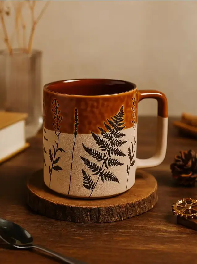 Tazza con stampa di piante - marrone