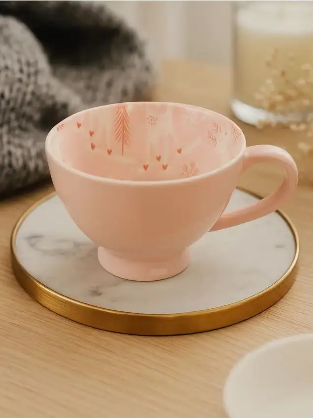 Tazza con stampa foresta invernale - rosa pastello