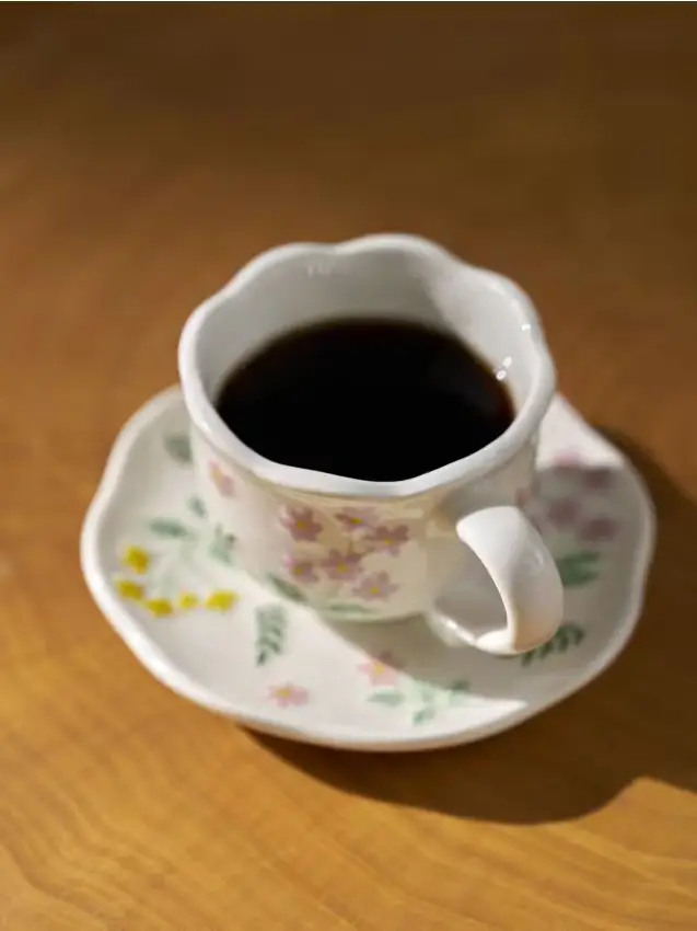 Tazza e piattino con motivo floreale - multicolor