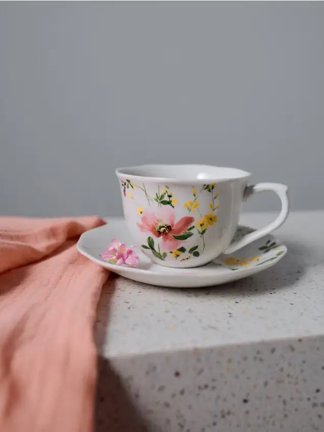Tazza e piattino con motivo floreale - rosa