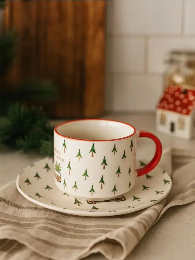 Tazza e piattino con motivo natalizio - multicolor