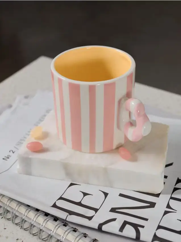 Tazza in ceramica a righe con manico decorativo - rosa