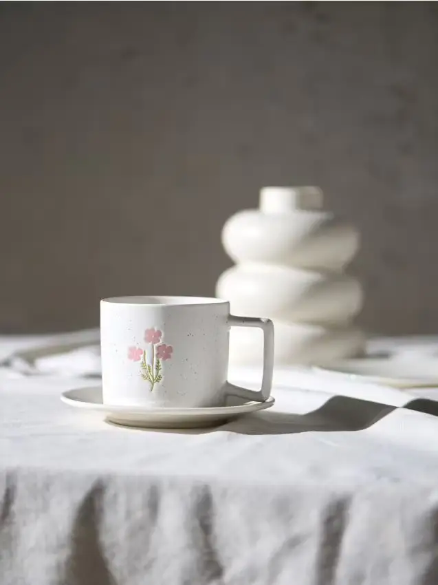 Tazza in ceramica con motivo floreale - bianco