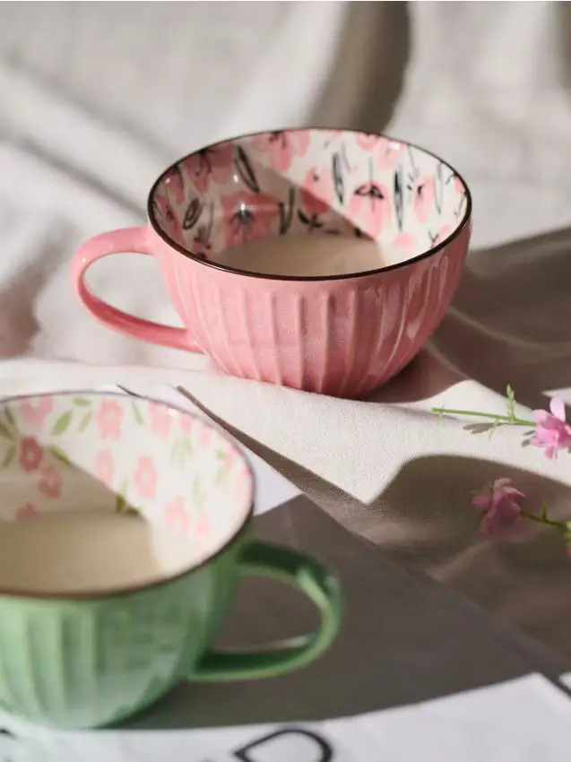 Tazza in ceramica con motivo floreale - rosa