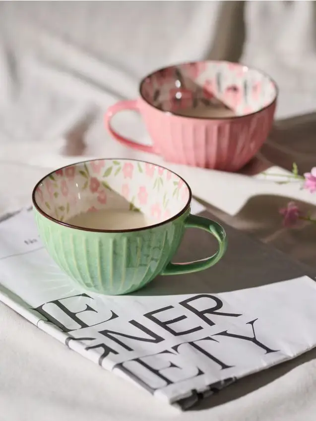 Tazza in ceramica con motivo floreale - verde chiaro