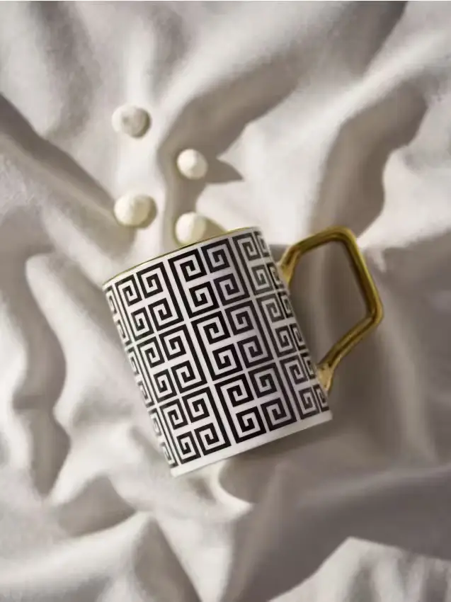 Tazza in ceramica con motivo geometrico e manico dorato - nero