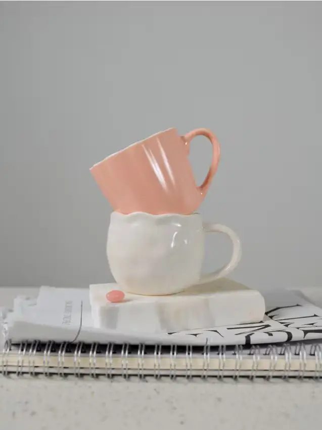 Tazza in ceramica con motivo vegetale - rosa