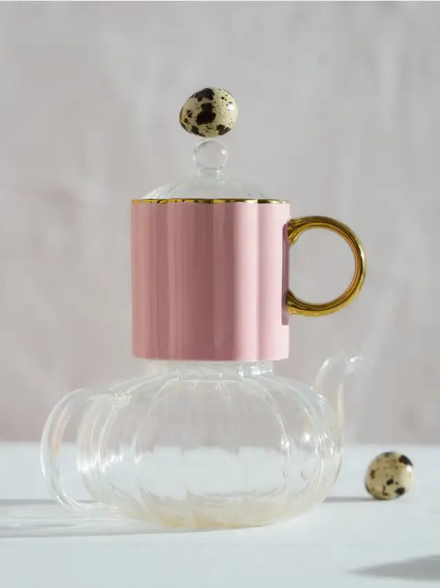 Tazza in ceramica con superficie scanalata e manico dorato - rosa