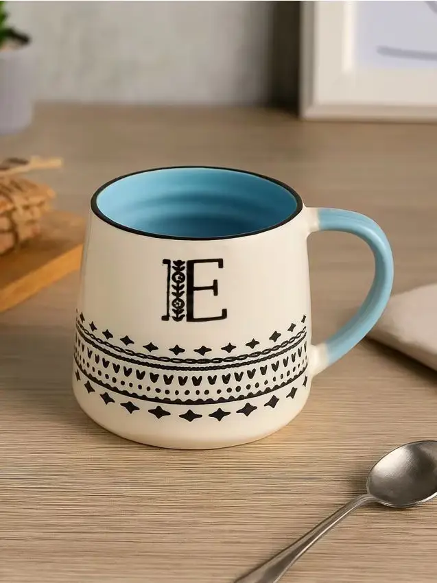 Tazza in gres con lettera - blu pallido