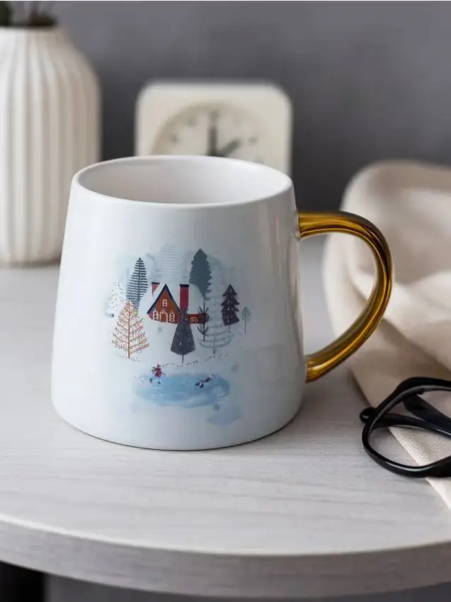 Tazza in gres invernale con motivo di casette e manico dorato - multicolor