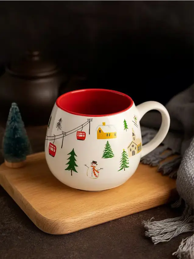 Tazza in gres invernale con motivo di sci - bianco