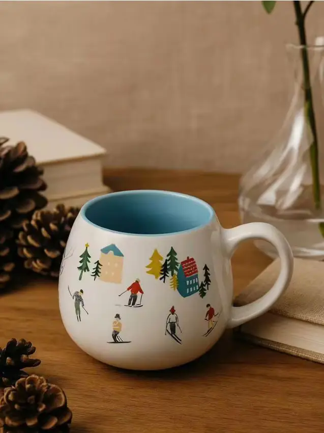 Tazza in gres invernale con motivo di sci - multicolor