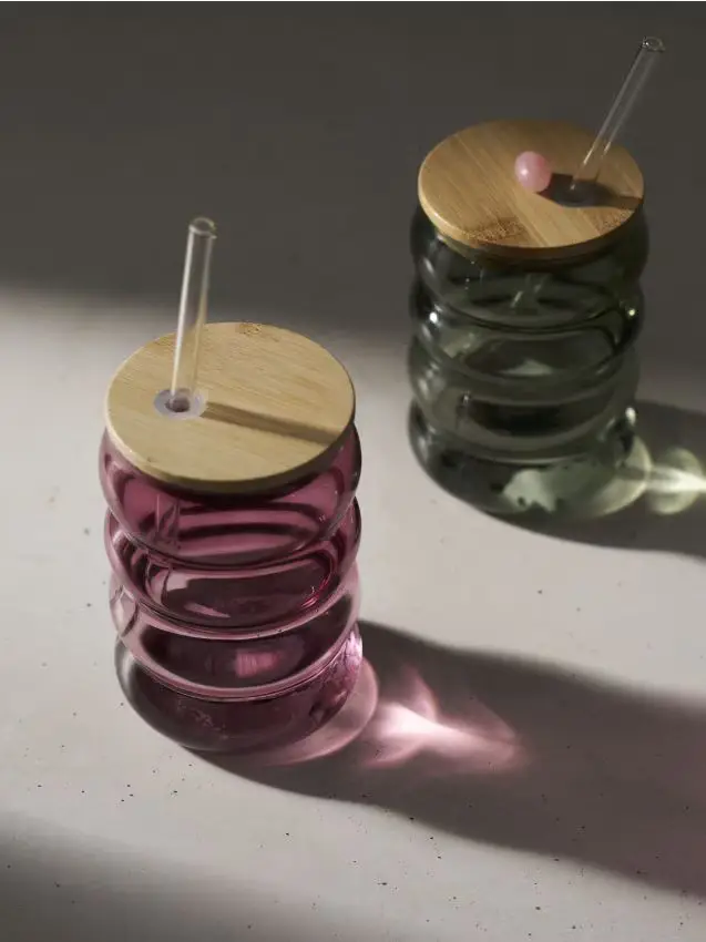 Tazza in vetro con coperchio e cannuccia - rosa