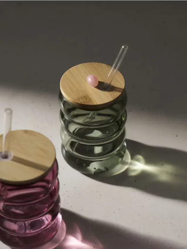 Tazza in vetro con coperchio e cannuccia - verde