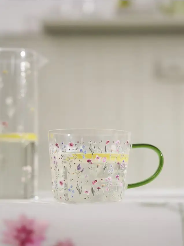 Tazza in vetro con motivo floreale - multicolor