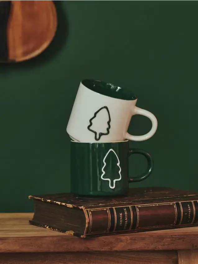 Tazza natalizia con motivo di albero di Natale - bianco