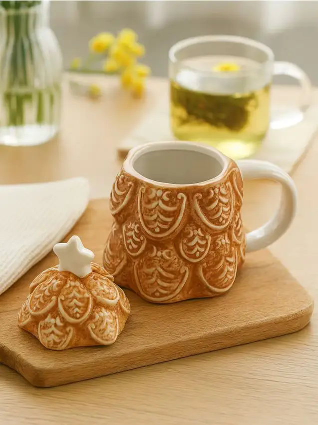 Tazza natalizia in ceramica a forma di albero di Natale con coperchio - multicolor