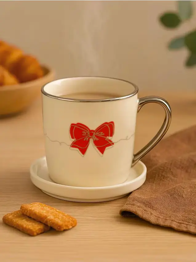 Tazza natalizia in ceramica con coperchio e manico lucido - rosso