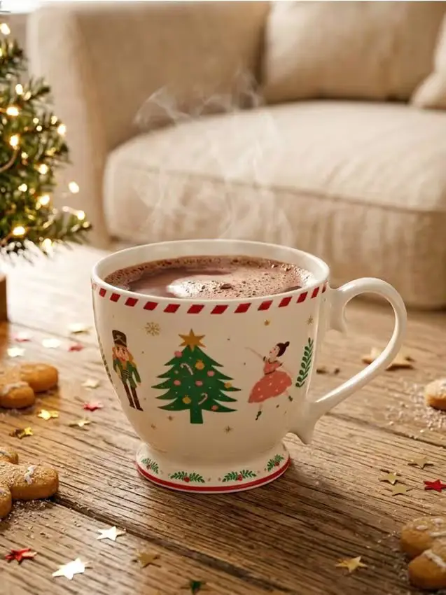 Tazza natalizia in ceramica con motivo di albero e personaggi - multicolor