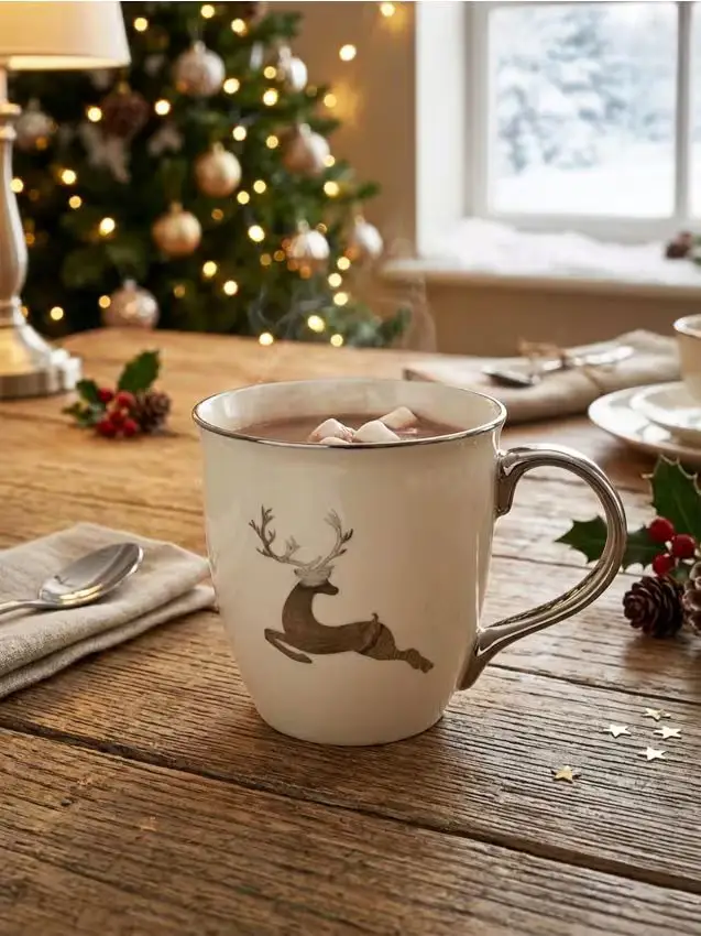 Tazza natalizia in ceramica con motivo di cervo e dettagli lucenti - argento
