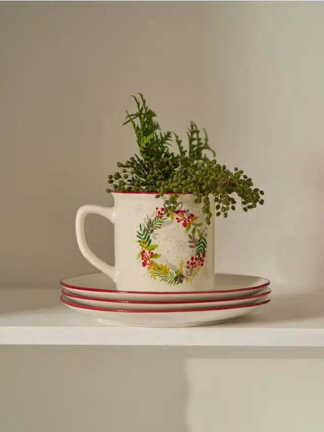 Tazza natalizia in ceramica con motivo di ghirlanda - multicolor