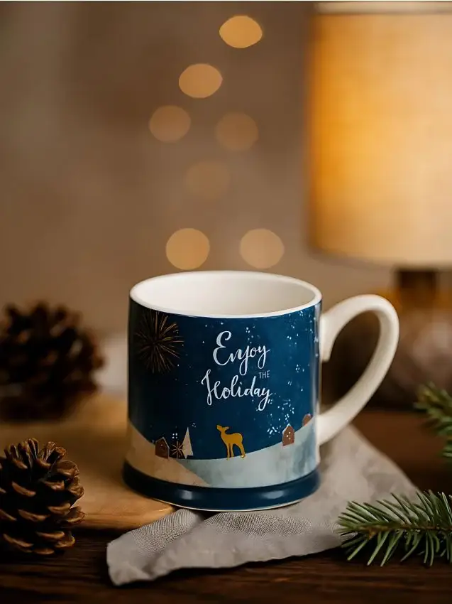 Tazza natalizia in ceramica con scritta „Enjoy the Holiday“ - multicolor