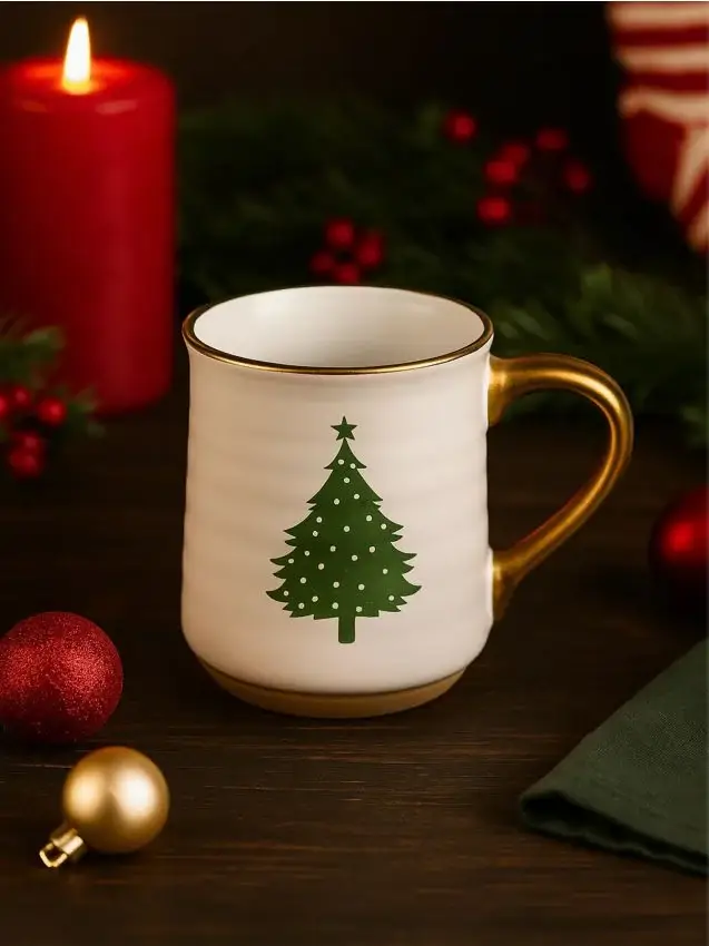 Tazza natalizia in gres con dettagli dorati e motivo di albero di Natale - bianco