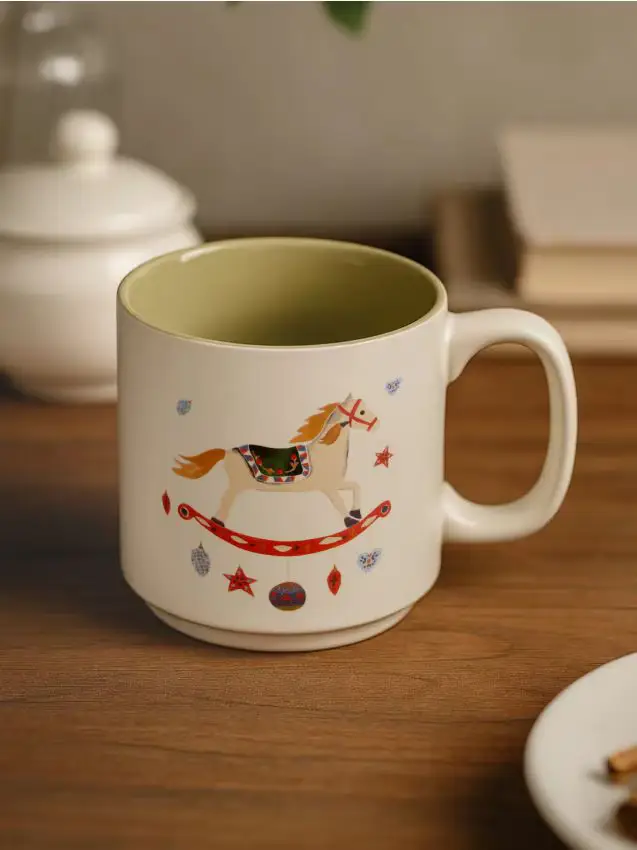 Tazza natalizia in gres con motivo di cavallino a dondolo - verde pallido