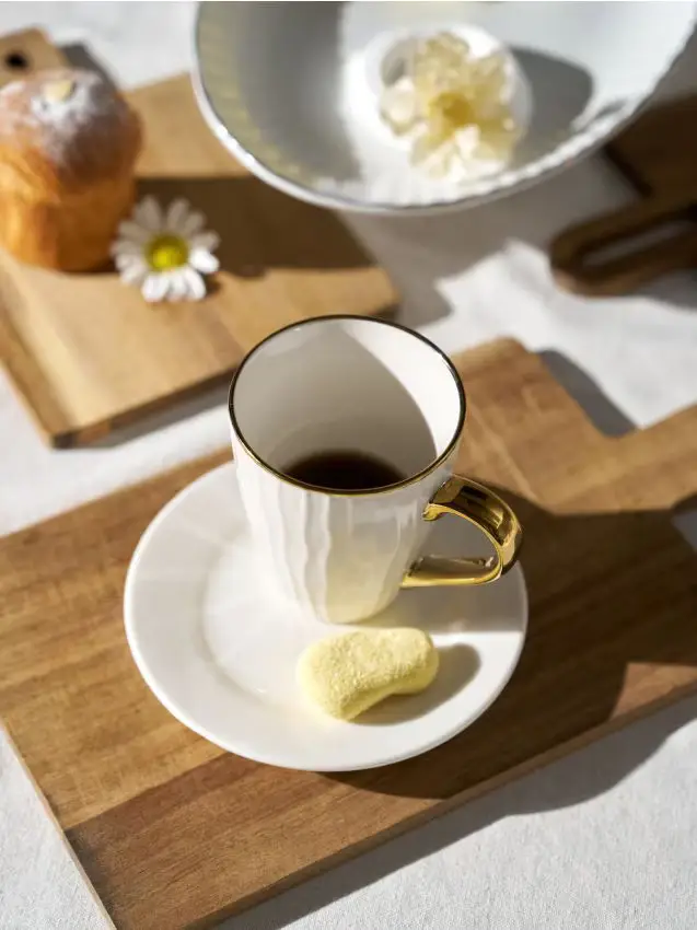 Tazza scanalata con bordo dorato - bianco